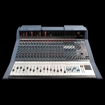 Console de mixage audio avec égaliseurs, boutons et faders