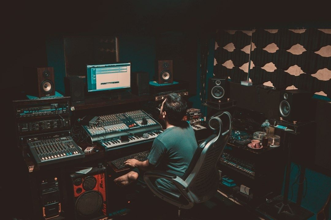 Ingénieur devant une console de mixage dans un studio audio