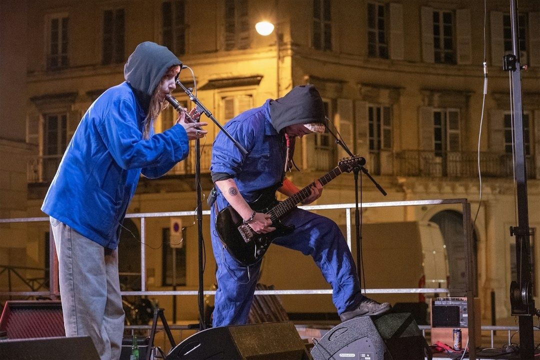 Deux musiciens jouent sur scène lors d